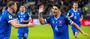 Slovenskí futbalisti oslavujú gól Adama Oberta.