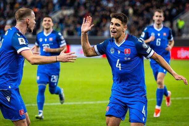 Slovenskí futbalisti oslavujú gól Adama Oberta.
