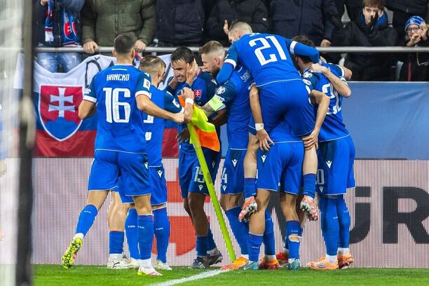 Futbalisti Slovenska oslavujú gól.