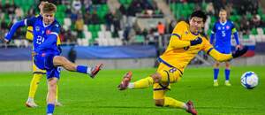 Timotej Hranica (vľavo) strieľa na bránu.