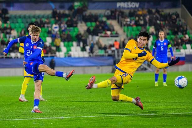 Timotej Hranica (vľavo) strieľa na&nbsp;bránu.