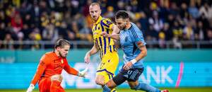 Mykola Kukharevych (Slovan) v šanci proti Dunajskej Strede.