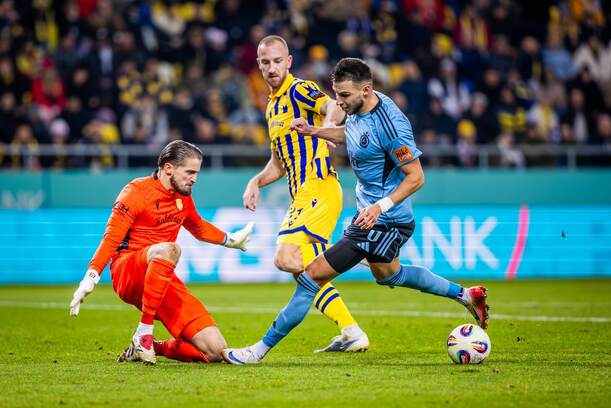 Mykola Kukharevych (Slovan) v šanci proti Dunajskej Strede.