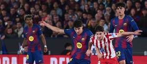 Pau Cubarsi (Barcelona) v súboji so Juliánom Álvarezom (Atlético)