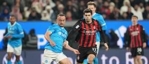 Stanislav Lobotka (Neapol) a Christian Pulisic (AC Miláno)