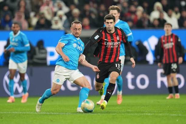 Stanislav Lobotka (Neapol) a&nbsp;Christian Pulisic (AC Miláno)