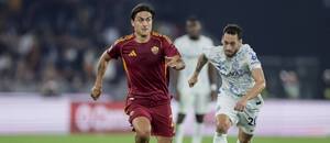 Paulo Dybala (AS Rím) a Hakan Calhanoglu (Inter Miláno)