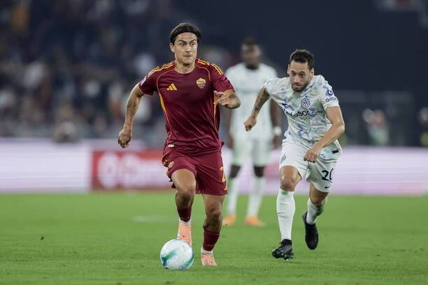 Paulo Dybala (AS Rím) a&nbsp;Hakan Calhanoglu (Inter Miláno)