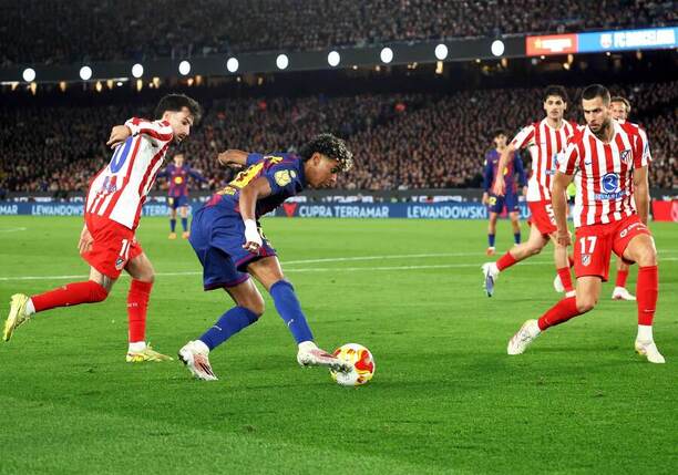 Obranca Atlética Madrid Dávid Hancko (vpravo) bráni so spoluhráčmi krídelníka Barcelony Lamine Yamala (uprostred) počas odvety semifinále Copa del Rey