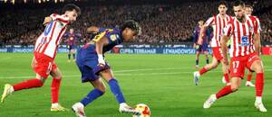 Obranca Atlética Madrid Dávid Hancko (vpravo) bráni so spoluhráčmi krídelníka Barcelony Lamine Yamala (uprostred) počas odvety semifinále Copa del Rey