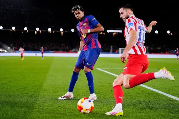 Zľava Lamine Yamal (Barcelona) a Dávid Hancko (Atlético) v druhom zápase semifinále Copa del Rey 2025/2026 FC Barcelona vs. Atlético Madrid