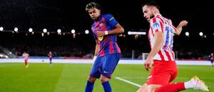 Zľava Lamine Yamal (Barcelona) a Dávid Hancko (Atlético) v druhom zápase semifinále Copa del Rey 2025/2026 FC Barcelona vs. Atlético Madrid