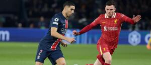 Súboj obrancov PSG a Liverpoolu, zľava Achraf Hakimi a Andy Robertson počas prvého zápasu PSG vs. Liverpool v rámci osemfinále Ligy majstrov 2024/2025