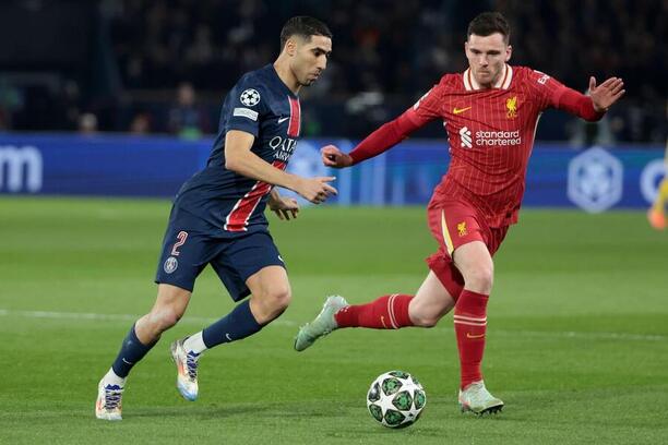 Súboj obrancov PSG a Liverpoolu, zľava Achraf Hakimi a Andy Robertson počas prvého zápasu PSG vs. Liverpool v rámci osemfinále Ligy majstrov 2024/2025