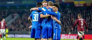 Gólová radosť hráčov AZ Alkmaar v odvetnom súboji proti Sparte Praha v osemfinále Konferenčnej ligy UEFA 2025/2026