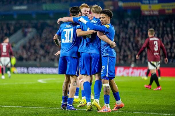 Gólová radosť hráčov AZ Alkmaar v odvetnom súboji proti Sparte Praha v osemfinále Konferenčnej ligy UEFA 2025/2026