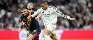 Zľava obranca Girony David López v súboji s útočníkom Realu Madrid Kylianom Mbappém počas zápasu Real Madrid CF vs. Girona FC v 25. kole La Ligy 2024/2025