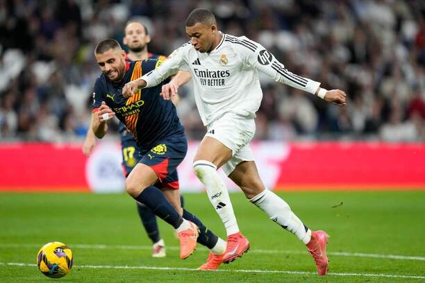 Zľava obranca Girony David López v&nbsp;súboji s&nbsp;útočníkom Realu Madrid Kylianom Mbappém počas zápasu Real Madrid CF vs. Girona FC v&nbsp;25. kole La Ligy 2024/2025