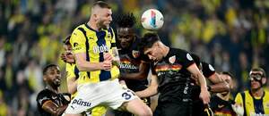 Zľava v popredí v hlavičkovom súboji obranca Fenerbahce Milan Škriniar a útočník Kayserisporu Talha Sarıarslan (číslo dresu 99) počas zápasu Fenerbahce vs. Kayserispor v 32. kole tureckej Süper Lig 2024/2025