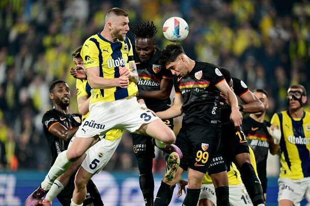 Zľava v&nbsp;popredí v&nbsp;hlavičkovom súboji obranca Fenerbahce Milan Škriniar a&nbsp;útočník Kayserisporu Talha Sarıarslan (číslo dresu 99) počas zápasu Fenerbahce vs. Kayserispor v&nbsp;32. kole tureckej Süper Lig 2024/2025