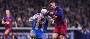 V súboji o loptu zľava obranca Espanyolu Leandro Cabrera a útočník Barcelony Robert Lewandowski počas zápasu RCD Espanyol Barcelona vs. FC Barcelona v rámci januárového 18. kola španielskej La Ligy 2025/26