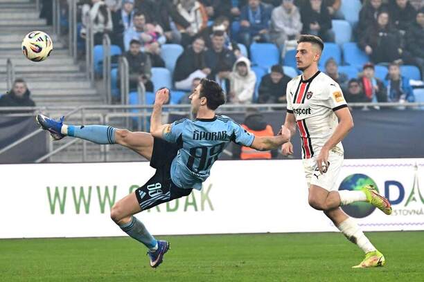 Andraž Šporar (Slovan) a Filip Twardzik (Trnava)