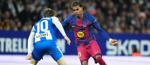 Záložník Espanyolu Pol Lozano (v popredí) bráni krídelníka Barcelony Lamine Yamala počas zápasu RCD Espanyol Barcelona vs. FC Barcelona v 18. kole La Ligy 2025/2026