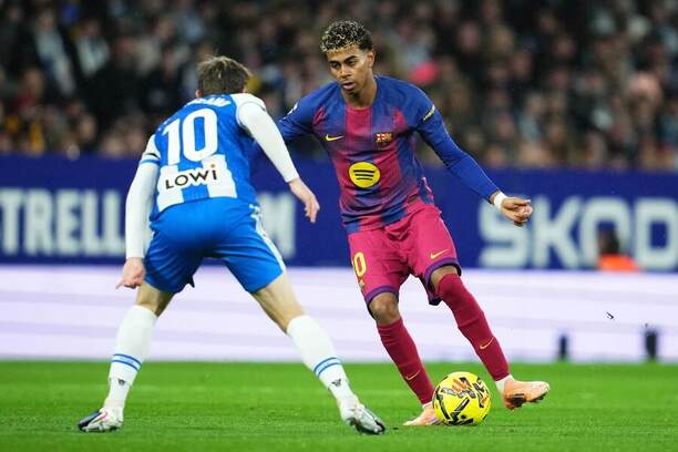 Záložník Espanyolu Pol Lozano (v popredí) bráni krídelníka Barcelony Lamine Yamala počas zápasu RCD Espanyol Barcelona vs. FC Barcelona v&nbsp;18. kole La Ligy 2025/2026