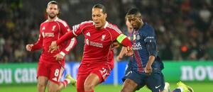 V popredí zľava obranca Liverpoolu Virgil van Dijk a útočníkddddddddddddd PSG Ousmane Dembélé počas prvého zápasu štvrťfinále Ligy majstrov 2025/2026 PSG vs. Liverpool