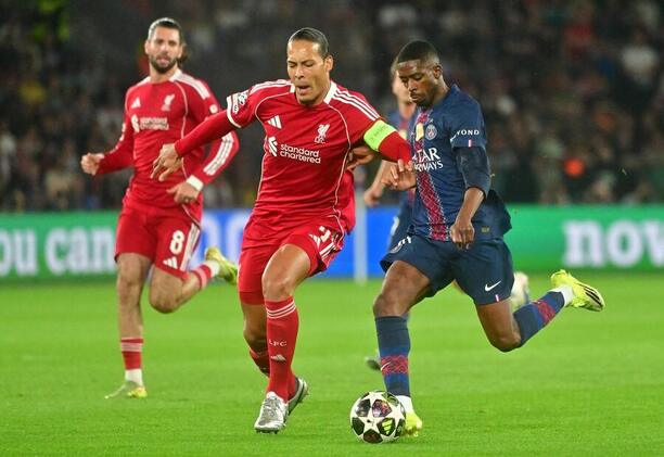 V popredí zľava obranca Liverpoolu Virgil van Dijk a útočníkddddddddddddd PSG Ousmane Dembélé počas prvého zápasu štvrťfinále Ligy majstrov 2025/2026 PSG vs. Liverpool