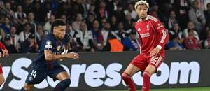 Zľava krídelník PSG Désiré Doué a útočník Hugo Ekitiké počas úvodného štvrťfinálového zápasu PSG vs. Liverpool v Lige majstrov 2025/2026