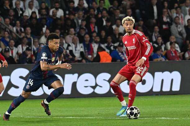 Zľava krídelník PSG Désiré Doué a útočník Hugo Ekitiké počas úvodného štvrťfinálového zápasu PSG vs. Liverpool v Lige majstrov 2025/2026