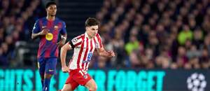 Barcelona vs. Atlético Madrid. Pri lopte Julián Álvarez, v pozadí Marcus Rashford.