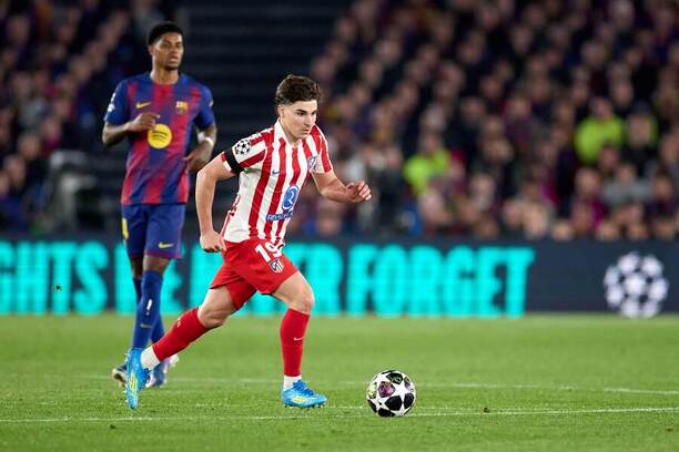 Barcelona vs. Atlético Madrid. Pri lopte Julián Álvarez, v pozadí Marcus Rashford.
