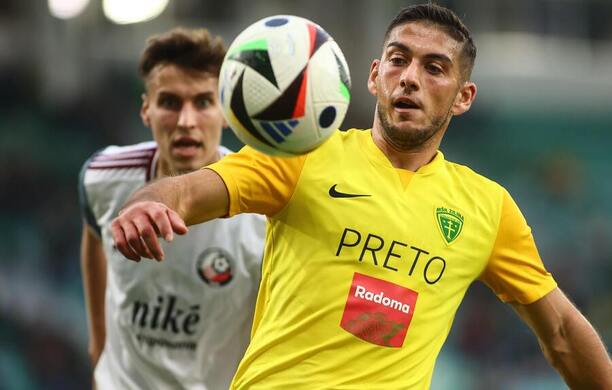 Podbrezová vs. Žilina. Na fotke Kristián Bari (Žilina) a&nbsp;Matej Oravec (Podbrezová)