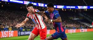 Barcelona vs. Atlético Madrid. Na fotke Matteo Ruggeri (Atlético) a Marcus Rashford (Barcelona).