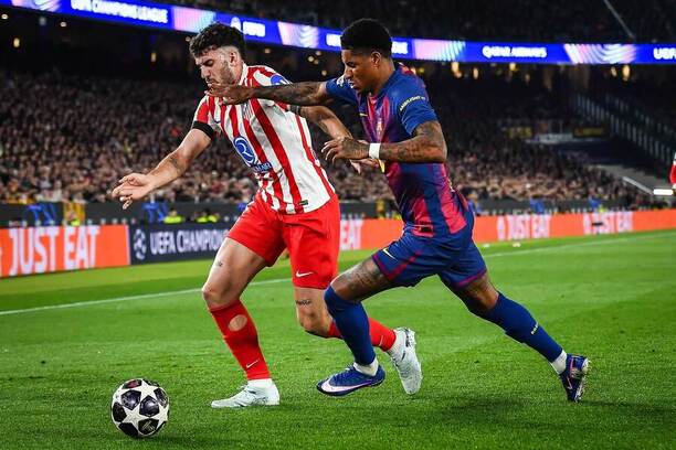 Barcelona vs. Atlético Madrid. Na fotke Matteo Ruggeri (Atlético) a Marcus Rashford (Barcelona).