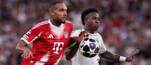V súboji o loptu zľava obranca Bayernu Jonathan Tah a krídelník Realu Madrid Vinicius Júnior počas zápasu Real Madrid CF vs. FC Bayern Mníchov v prvom kole štvrťfinále Ligy majstrov UEFA 2025/2026