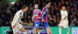 Pri lopte japonský záložník Crystal Palace Daichi Kamada (vpravo), momentka zo štvrťfinálového prvého zápasu Crystal Palace vs. ACF Fiorentina