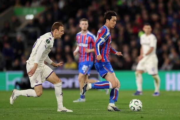 Pri lopte japonský záložník Crystal Palace Daichi Kamada (vpravo), momentka zo štvrťfinálového prvého zápasu Crystal Palace vs. ACF Fiorentina
