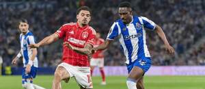 Porto vs. Nottingham. Na fotke Morgan Gibbs-White (Nottingham) a Zaidu Sanusi (Porto)