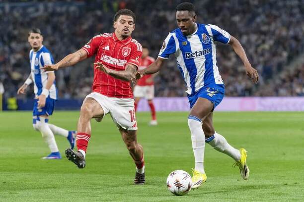 Porto vs. Nottingham. Na fotke Morgan Gibbs-White (Nottingham) a Zaidu Sanusi (Porto)