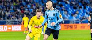 Slovan vs. Žilina. Na fotke Patrik Iľko (Žilina) a Vladimír Weiss ml. (Slovan).