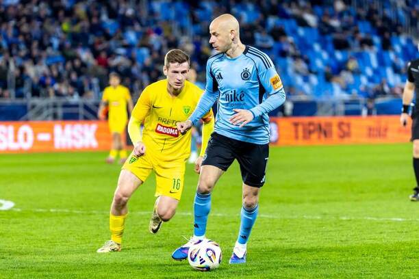 Slovan vs. Žilina. Na fotke Patrik Iľko (Žilina) a Vladimír Weiss ml. (Slovan).