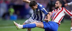 Zľava Jon Aramburu (Ral Sociedad) a Dávid Hancko (Atlético) v súboji obrancov v marcovom zápase Atlético de Madrid vs. Real Sociedad v La Lige 2025/2026