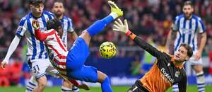 Ademola Lookman z Atlética Madrid v popredí v červeno-bielom drese a jeho strelecký pokus v zápase Atlético de Madrid vs. Real Sociedad v 27. kole La Ligy 2025/2026