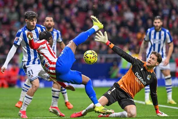 Ademola Lookman z&nbsp;Atlética Madrid v&nbsp;popredí v&nbsp;červeno-bielom drese a&nbsp;jeho strelecký pokus v&nbsp;zápase Atlético de Madrid vs. Real Sociedad v&nbsp;27. kole La Ligy 2025/2026