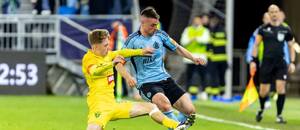 Slovan vs. Žilina. Na fotke Róbert Mak (Slovan) a Timotej Hranica (Žilina).