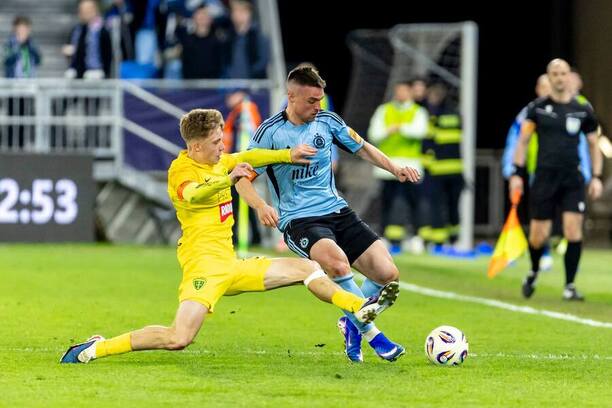 Slovan vs. Žilina. Na fotke Róbert Mak (Slovan) a Timotej Hranica (Žilina).