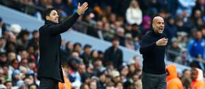 Manchester City vs. Arsenal. Na fotke Mikel Arteta a Pep Guardiola.